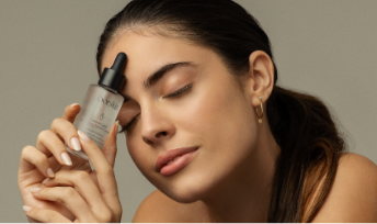 Mulher segurando sérum facial